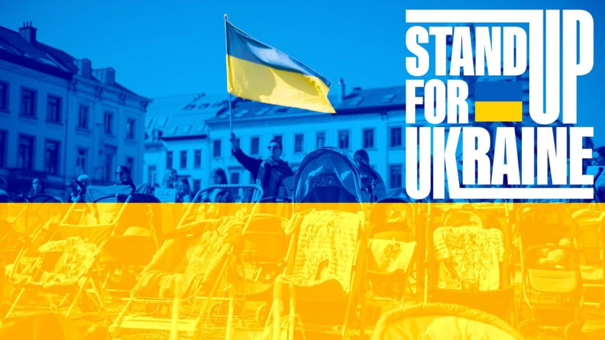 起立支持有蓝橙背景的乌克兰